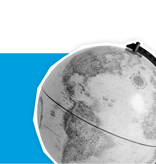 Vista detallada de globo de escritorio mostrando mapa del mundo con fondo azul